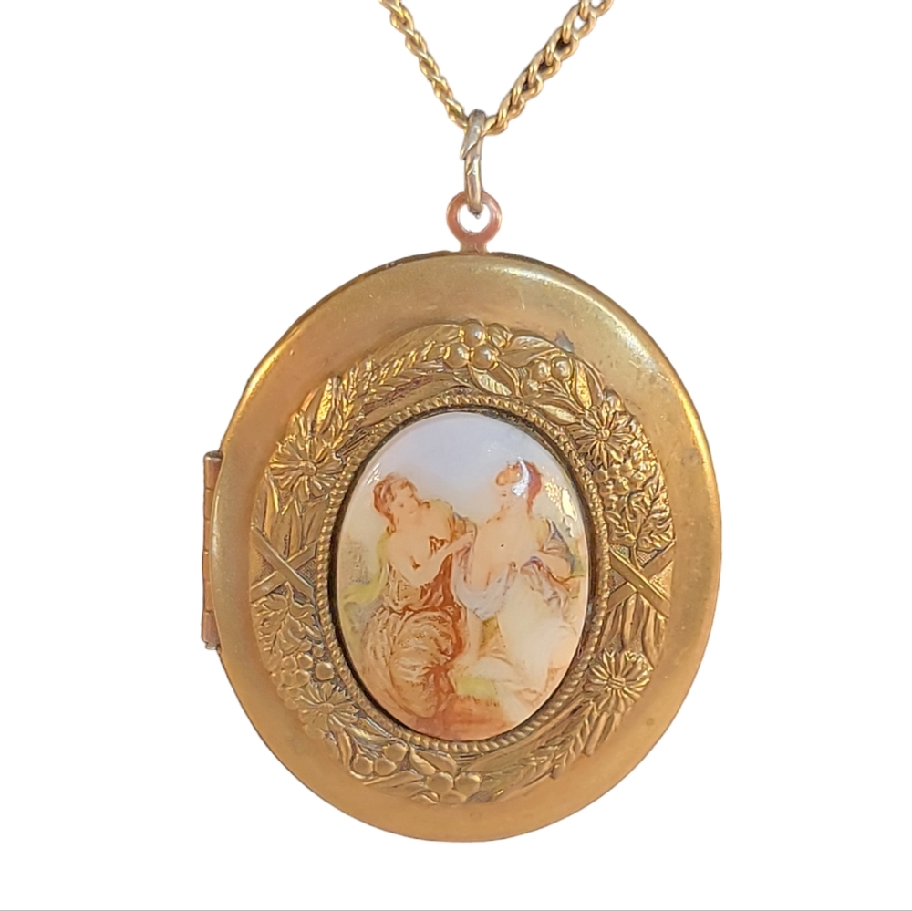 Gold Tone Victorian Ladies Etched Enlayed Portiat Keepsake Locket Neclace